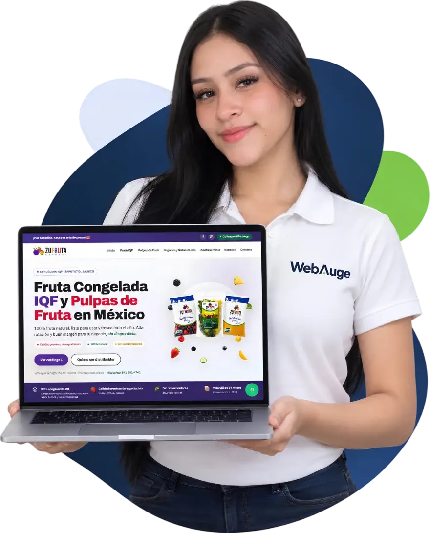 Alumna de WebAuge sosteniendo una laptop con la página web que publicó: un sitio de fruta congelada con su catálogo y contacto por WhatsApp